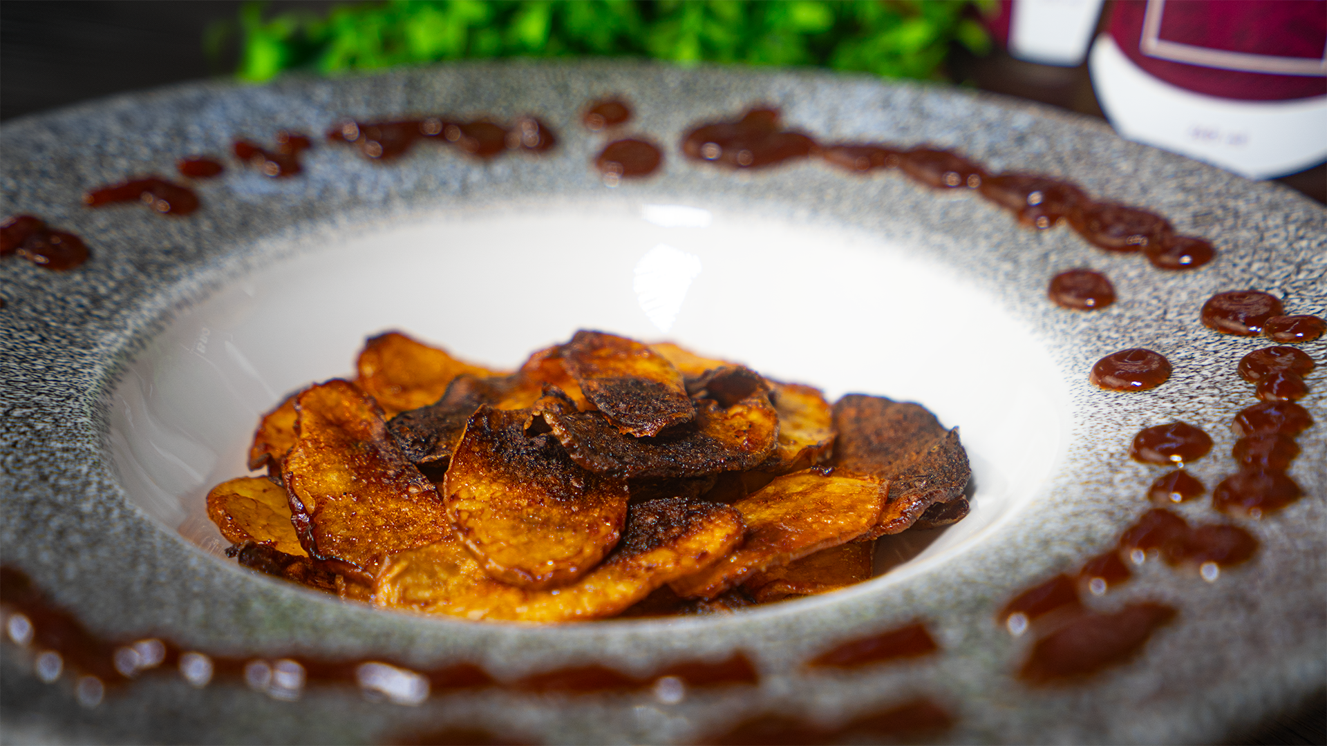 Knusprige selbstgemachte BBQ Chips mit rauchiger FIVI BBQ Sauce auf einem dekorativen Teller – idealer Snack für Grillabende und gemütliche Momente.