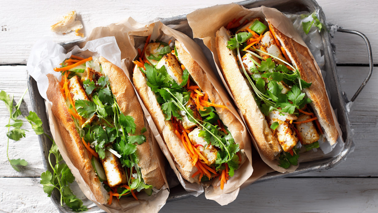 Banh Mi mit Tofu – Vietnamesisches Sandwich mit knusprigem Baguette, mariniertem Tofu, eingelegten Karotten und frischem Koriander