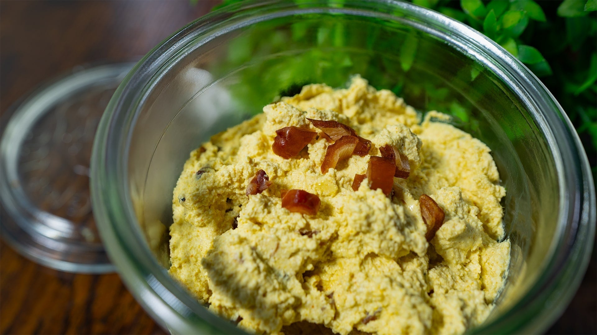 Veganer Dattelaufstrich in Glas – cremiger Aufstrich mit Datteln, Tofu und veganem Frischkäse, gesundes Rezept ohne raffinierten Zucker, perfekt als Brotaufstrich.