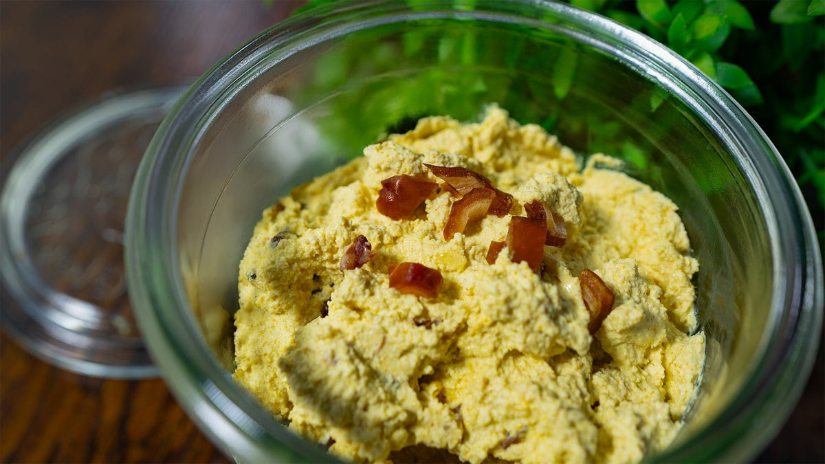 Veganer Dattelaufstrich in Glas – cremiger Aufstrich mit Datteln, Tofu und veganem Frischkäse, gesundes Rezept ohne raffinierten Zucker, perfekt als Brotaufstrich.