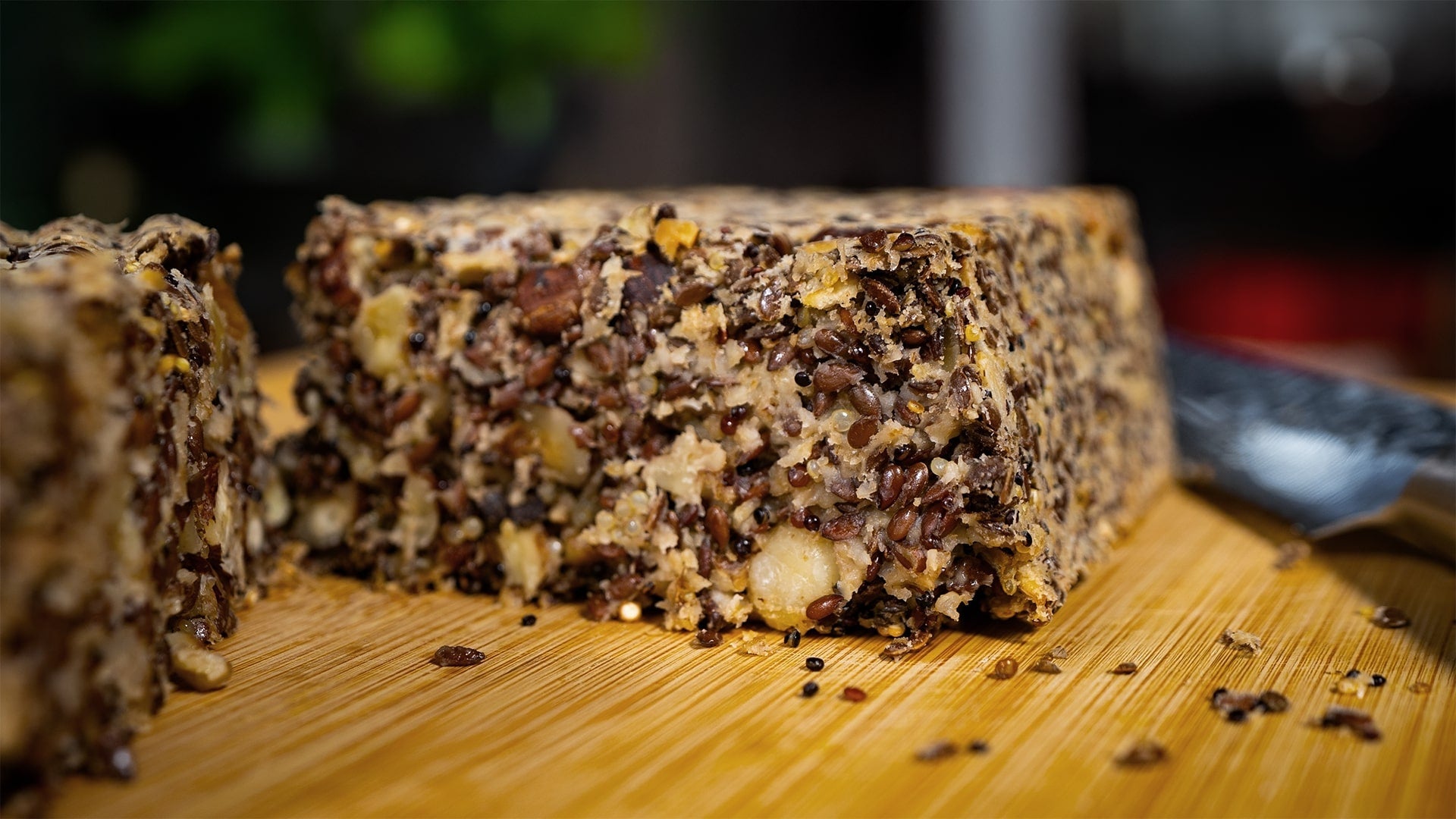 Nuss- und Kernbrot Rezept: Saftiges, ballaststoffreiches Brot mit Nüssen, Kernen und Haferflocken, auf Holzbrett serviert. Perfekt für gesunde Ernährung.