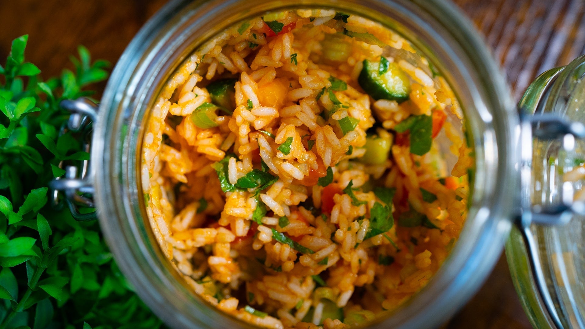 Meal Prep Reissalat im Glas mit frischem Gemüse, Petersilie und Tomatendressing – gesund, sättigend und perfekt für unterwegs.