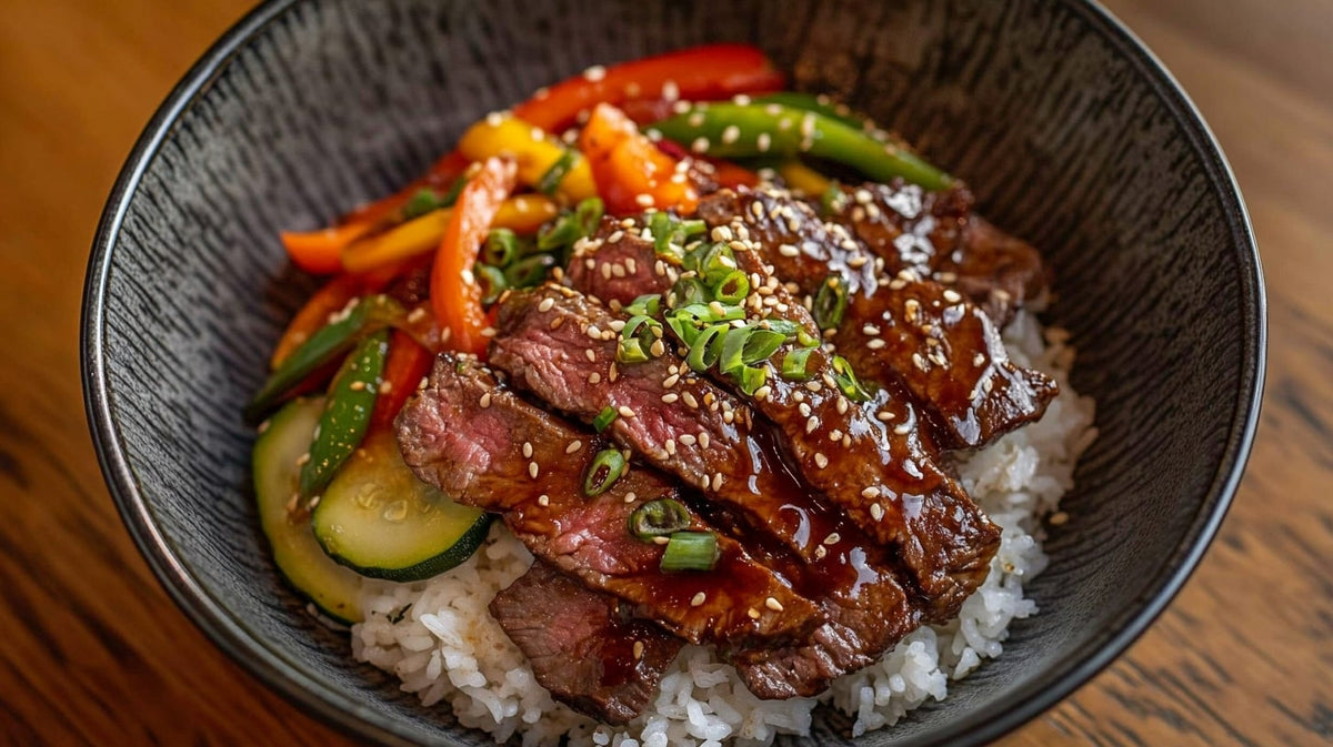 Koreanisches Rindfleisch mit Reis – zartes Flanksteak, bunte Paprika und Sesam auf Jasminreis
