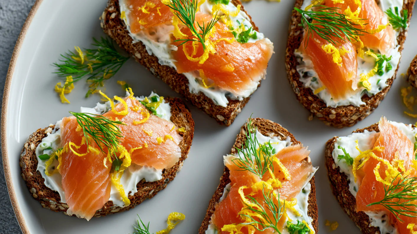 Lachs Canapés auf Vollkornbrot mit Frischkäse, Dill und Zitronenzesten – elegantes Fingerfood Rezept für Buffet und Vorspeisen.