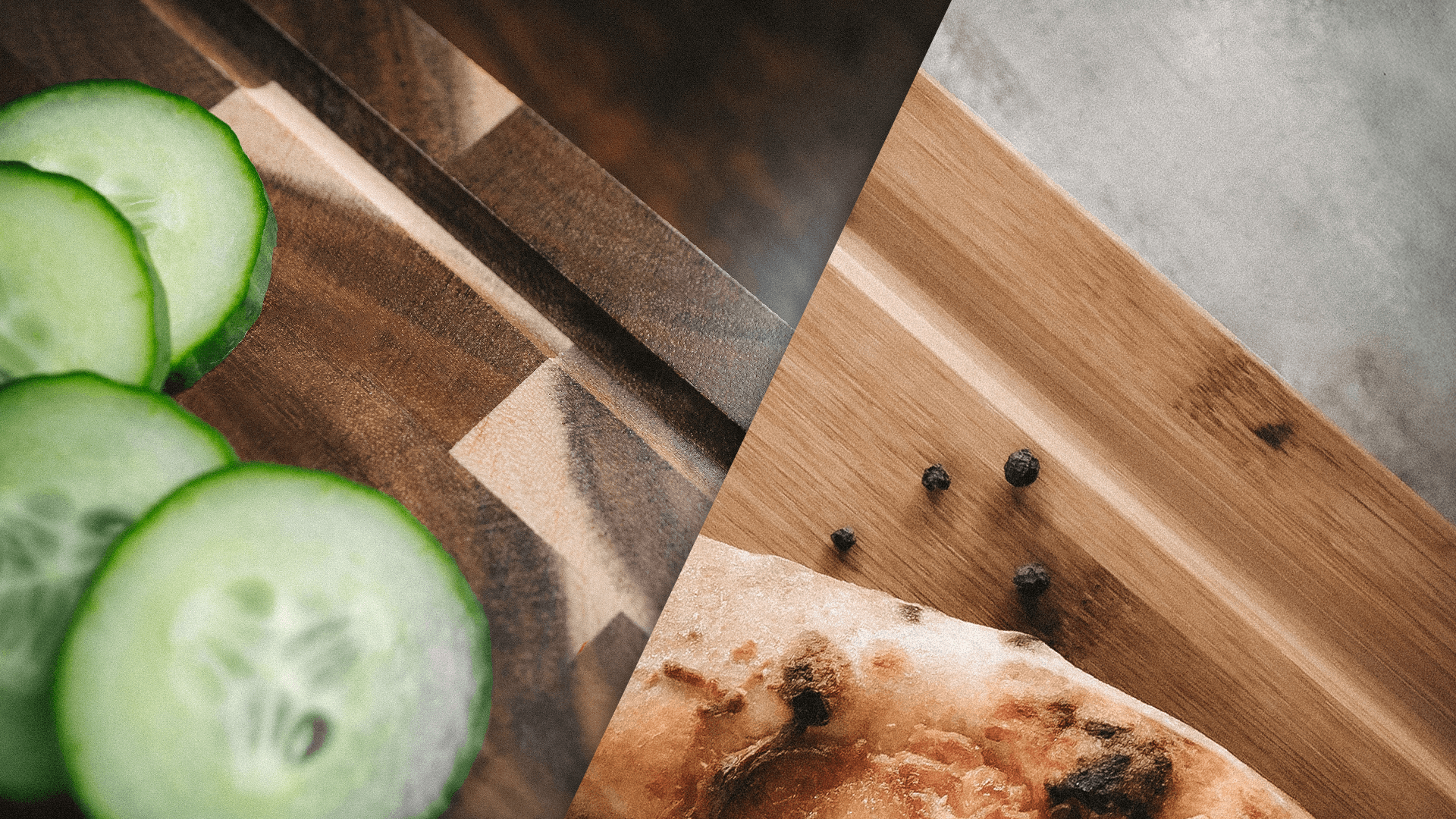 Frische Gurkenscheiben auf einem dunklen Akazien-Schneidebrett links und ein Stück gebackenes Fladenbrot mit schwarzen Pfefferkörnern auf hellem Bambus-Schneidebrett rechts, Zutaten für ein rustikales Gericht.