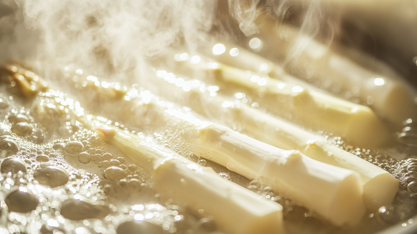 Frische weiße Spargelstangen in sprudelndem, kochendem Wasser mit aufsteigendem Dampf – klassische Zubereitung für perfekten Spargelgenuss.