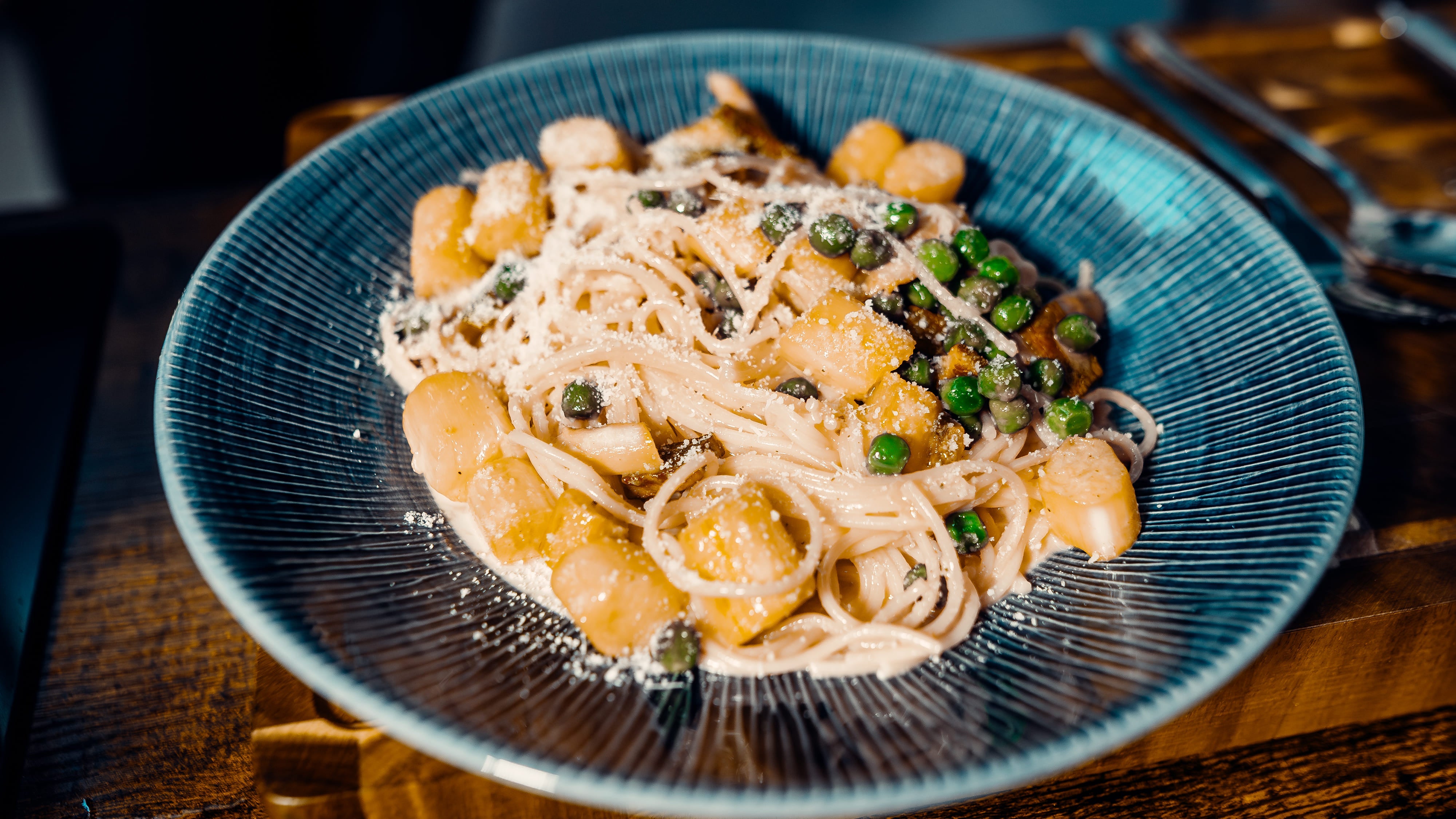 Spargel-Pasta mit Erbsen in cremiger Sauce, serviert mit frischem Kerbel und Parmesan – Frühlingsrezept mit weißem Spargel.
