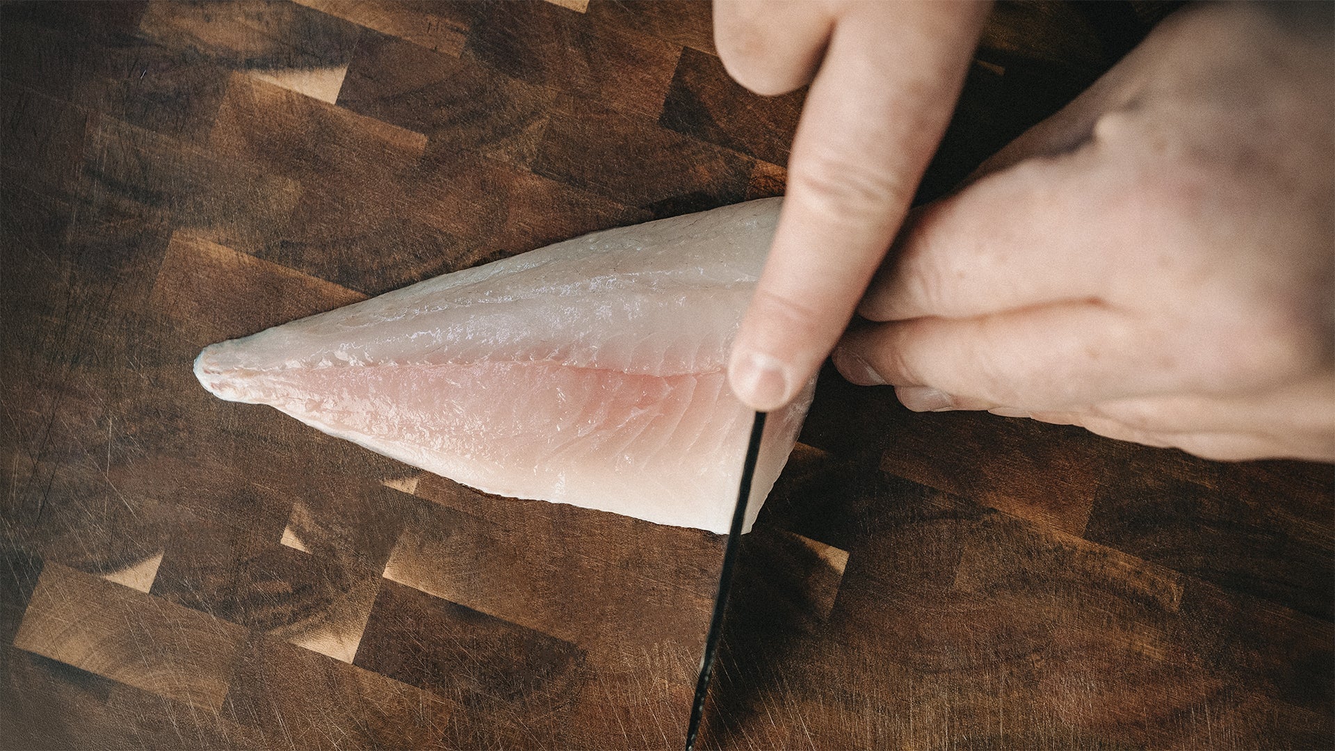 Das FIVI Kiritsukemesser YUKI schneidet ein Fischfilet