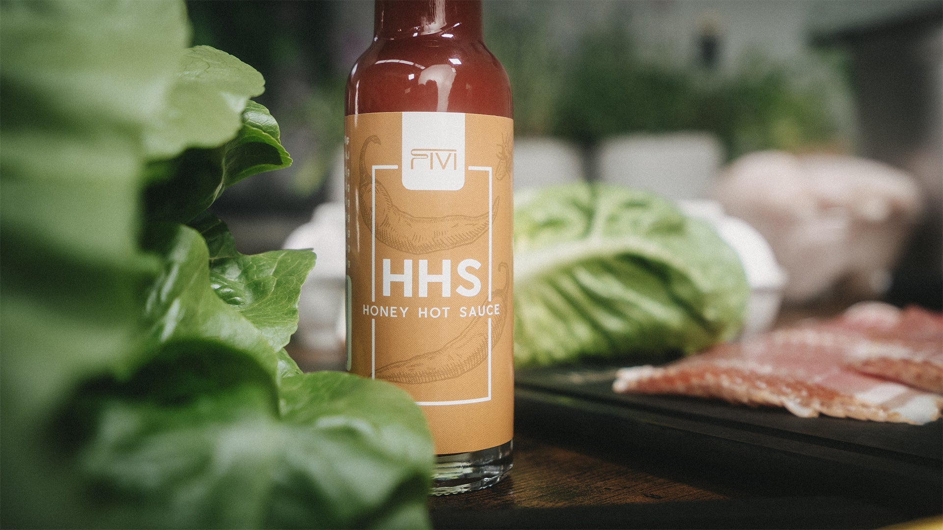 Drei FIVI Saucen in einer Reihe vor grünen Blättern