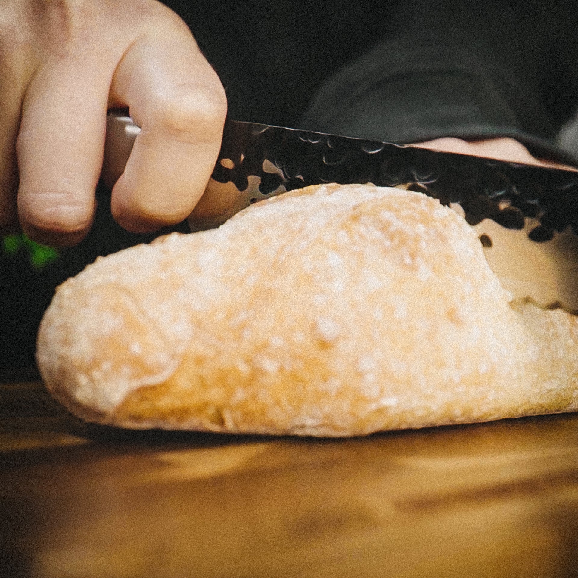 FIVI Brotmesser Bernd schneidet ein Baguette auf dem FIVI Akazienbrett NILS.