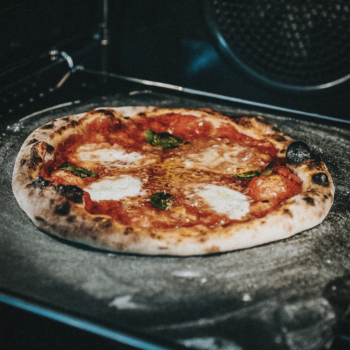 Das Moesta Blacksteel und eine Pizza