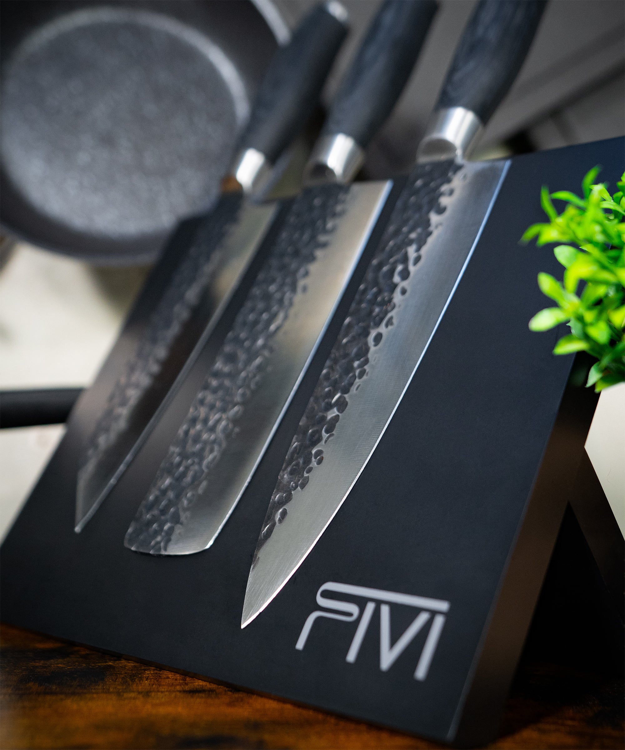 Der FIVI Messerblock MONI in der Küche mit drei großen FIVI Messern