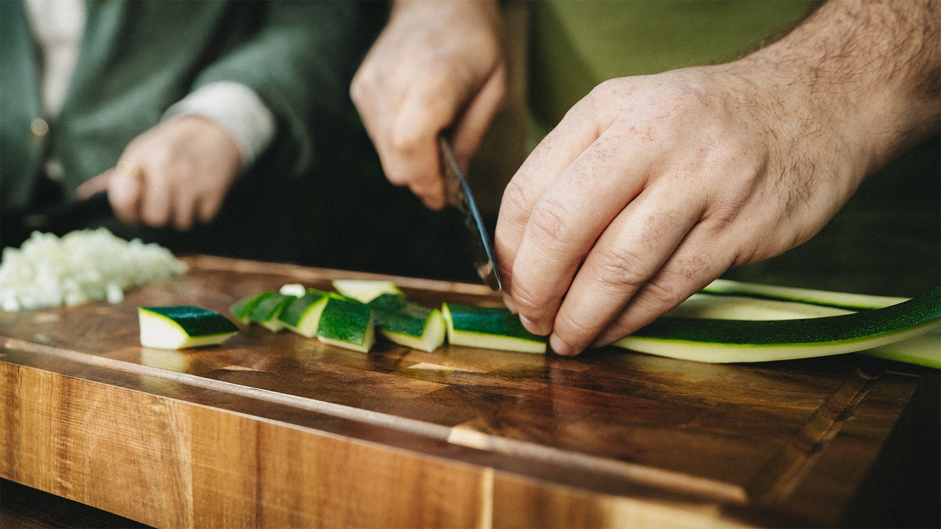 Das FIVI Chefmesser ROLF schneidet eine Zucchini
