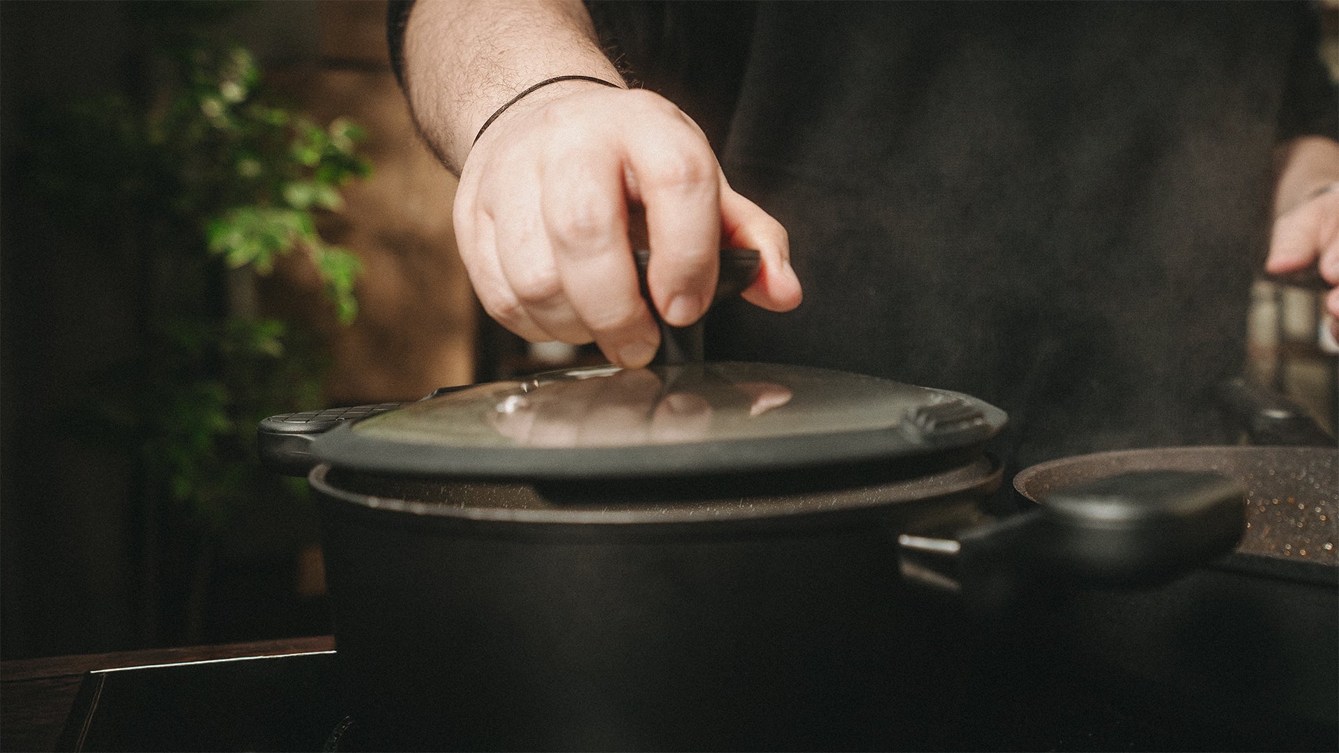 Der FIVI Geschäftsführer Sturmwaffel schließt einen FIVI Topf