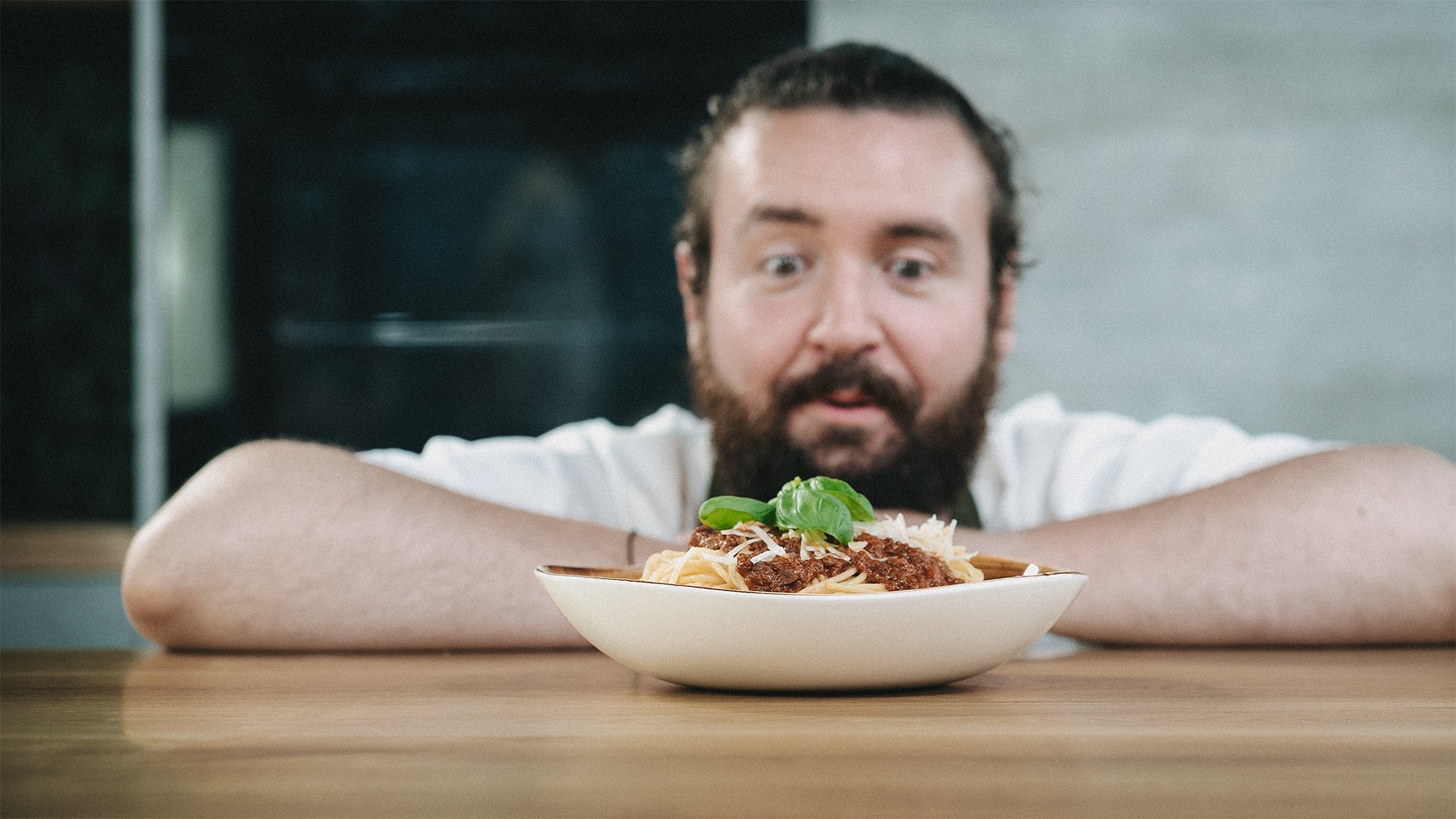 Der FIVI Geschäftsführer Sturmwaffel freut sich über Spaghetti Bolognese