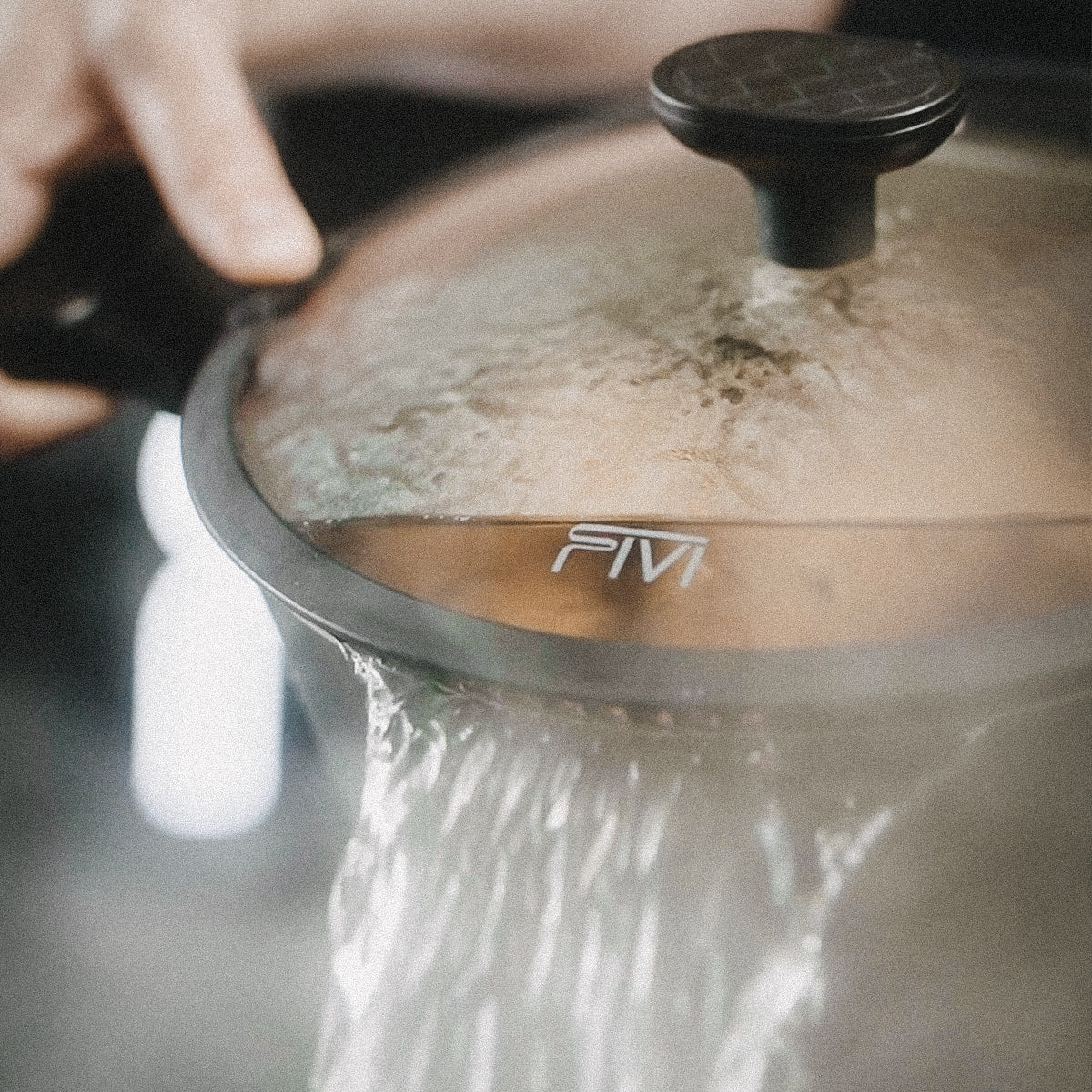 Der FIVI Bratentopf KURT gießt Wasser aus