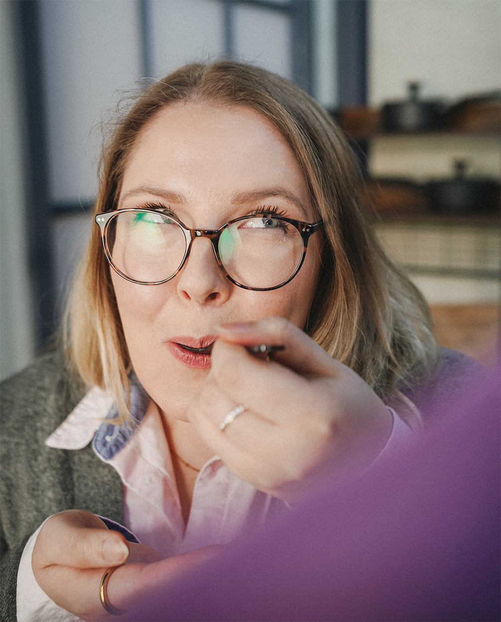Natalie probiert ein Gericht mit einem Löffel.