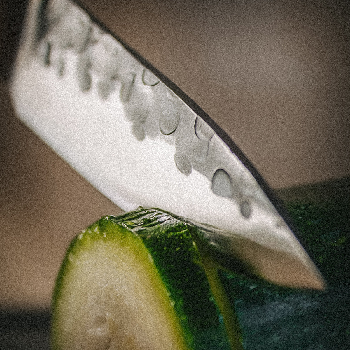 Das FIVI Officemesser LUCA schneidet eine Zucchini