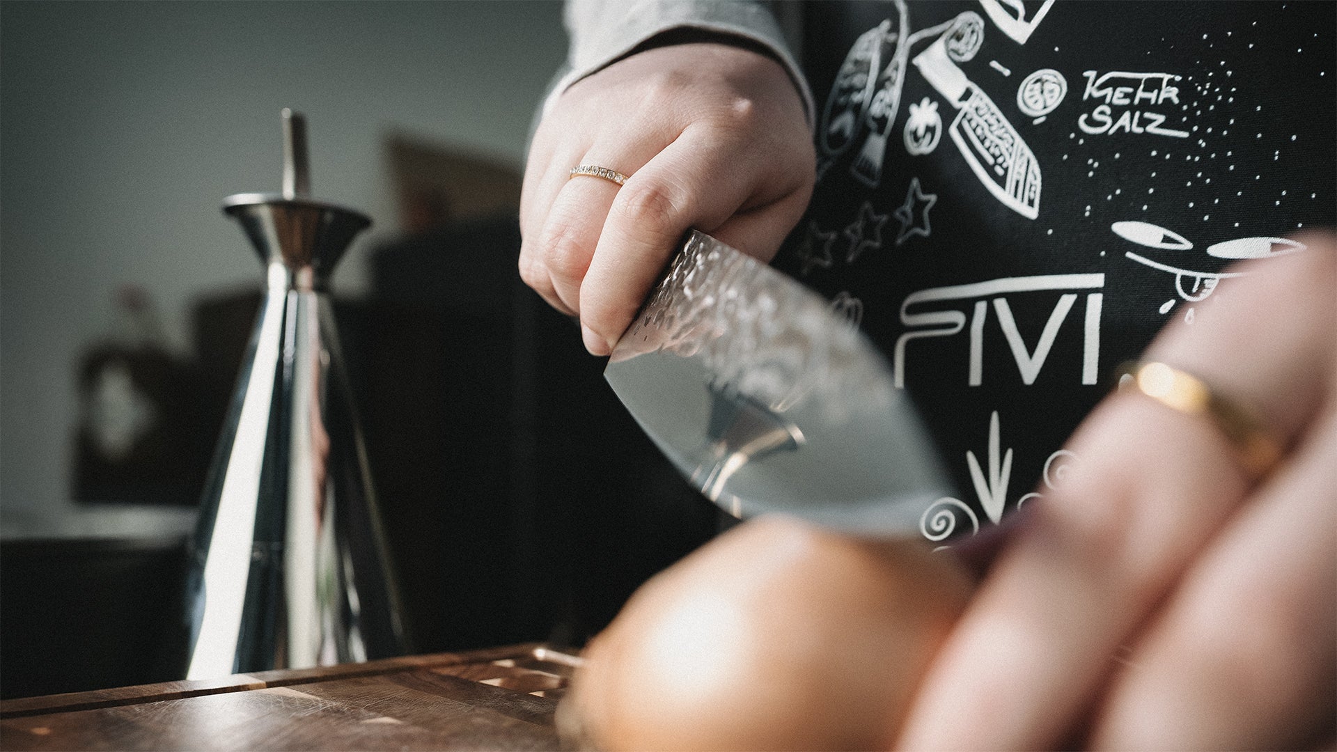 Das FIVI Messer ROLF spiegelt die FIVI Ölkanne OLEK