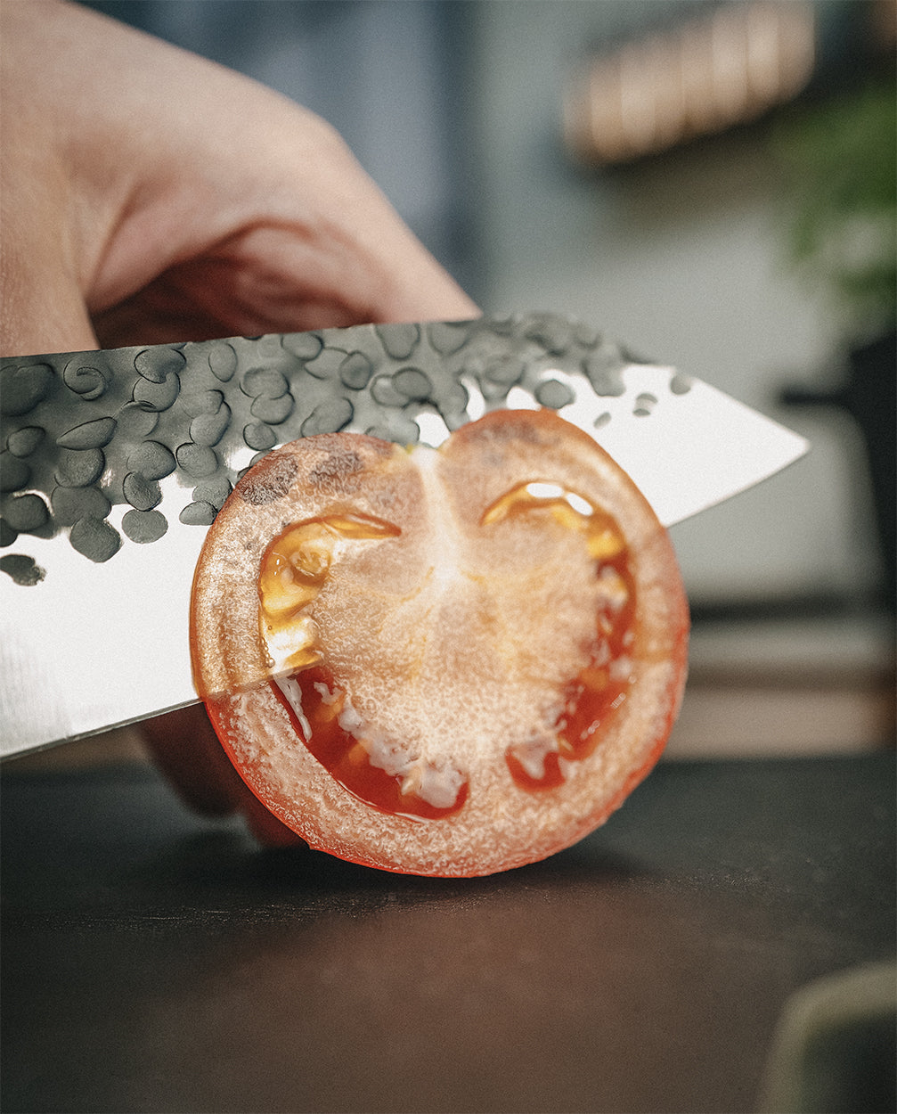 Das FIVI Messer "Yuki" schneidet eine Tomate in eine sehr dünne Scheibe.