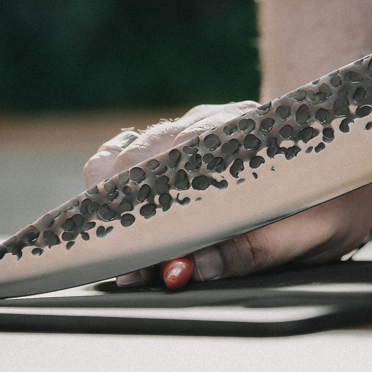 Das FIVI Chefmesser ROLF schneidet eine Peperoni