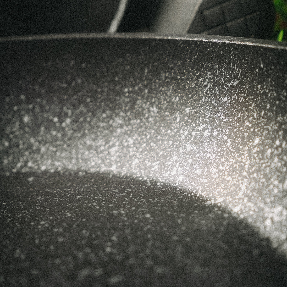 Eine Nahaufnahme der Beschichtung der FIVI Bratpfanne UTZ.