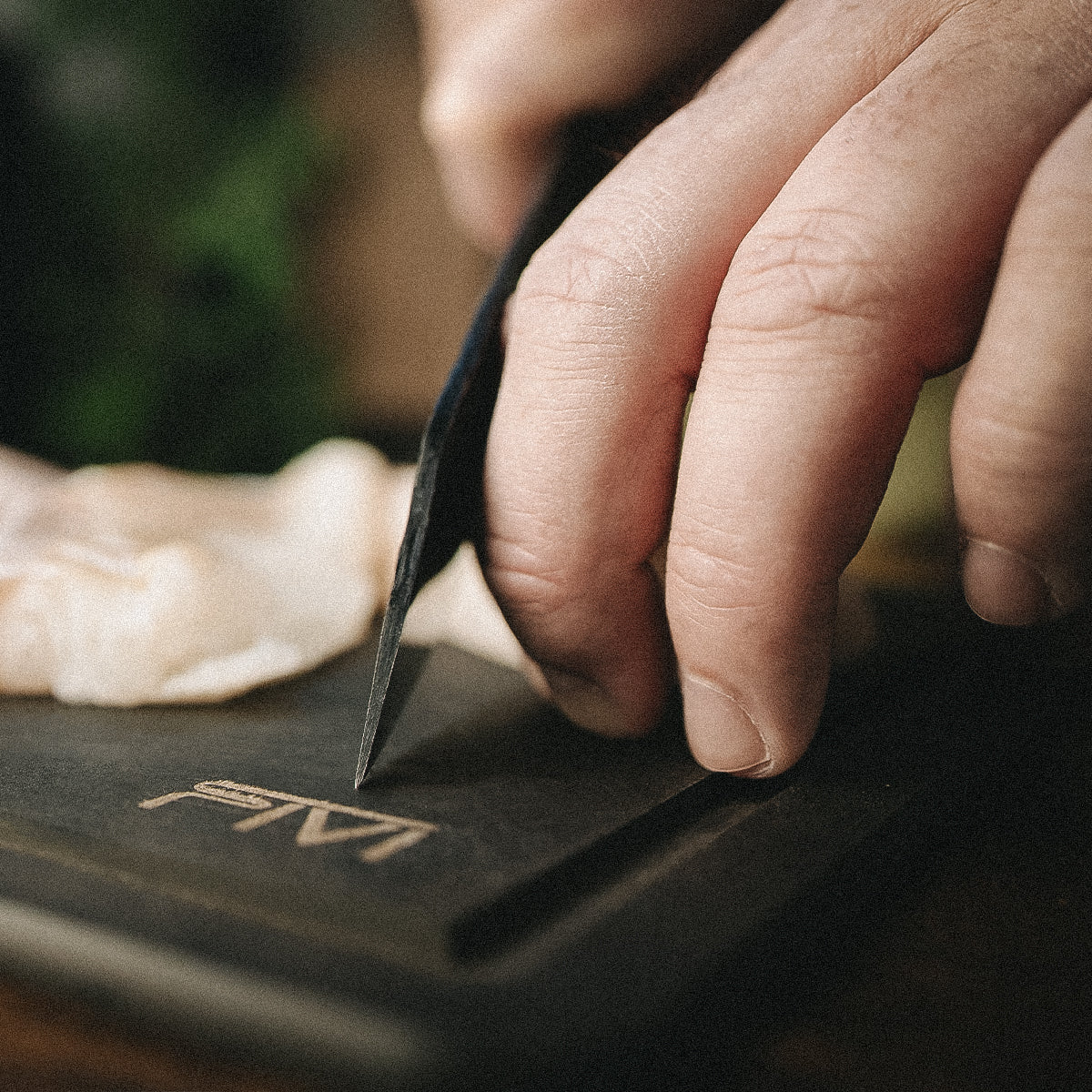 Das FIVI Kiritsukemesser YUKI filetiert ein Fischfilet.