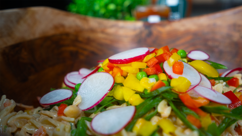 Curry Nudelsalat mit FIVI Curry Sauce, garniert mit frischem Gemüse wie Radieschen, Paprika und Erbsen - farbenfrohe und leckere Beilage oder leichtes Hauptgericht.