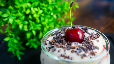 Kirsch Parfait Rezept von FIVI mit frischen Kirschen und Kakaonibs, perfekt für den Sommer