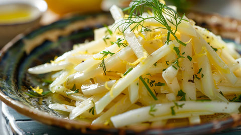 Marinierter Spargelsalat mit Zitronen Olivenöl Vinaigrette, garniert mit frischen Kräutern.