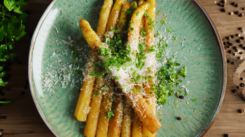 Perfekter Spargel: Gebratener Spargel mit frisch geriebenem Parmesan und Kräutern.