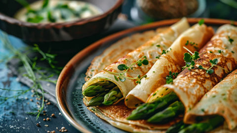 Pfannkuchen mit grünem Spargel, goldbraun gebacken, auf einem Teller angerichtet.