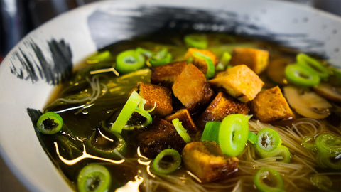 Vegane Miso Ramen Suppe mit knusprigem Räuchertofu, Frühlingszwiebeln und Ramen-Nudeln in einer herzhaften Brühe