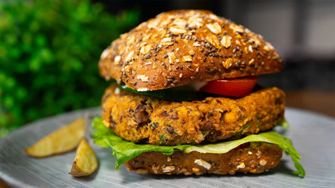 Veganer Pilzburger mit Kichererbsen-Patty, frischem Salat, Tomate und Vollkornbrötchen – gesundes und nachhaltiges Rezept für eine ausgewogene Ernährung.