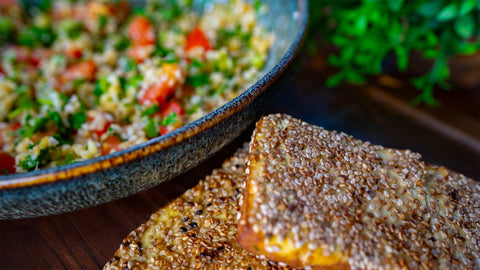 Taboule mit Sesamtofu – Frischer Petersiliensalat mit Tomaten und Bulgur in einer Keramikschale, dazu goldbraun gebratener Tofu mit knuspriger Sesamkruste.