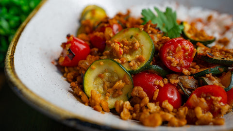 Vegane Zucchini-Pfanne mit Reis, frischen Cherrytomaten und würzigem veganem Hack – ein gesundes, buntes und aromatisches Gericht, perfekt für eine ausgewogene Ernährung.