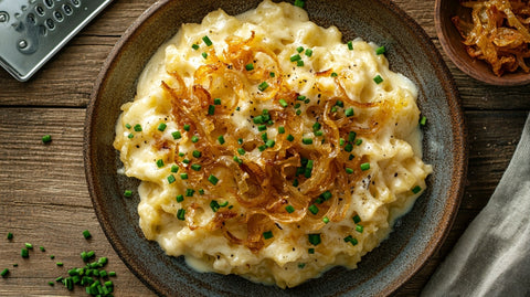 Käsespätzle mit geschmolzenem Käse, knusprigen Röstzwiebeln und frischem Schnittlauch, serviert in einer rustikalen Schale – ein herzhaftes Alpenrezept.