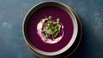 Rotkohlsuppe low calorie in Keramikschale, cremig püriert, mit Hafersahne-Swirl und frischer Gartenkresse serviert