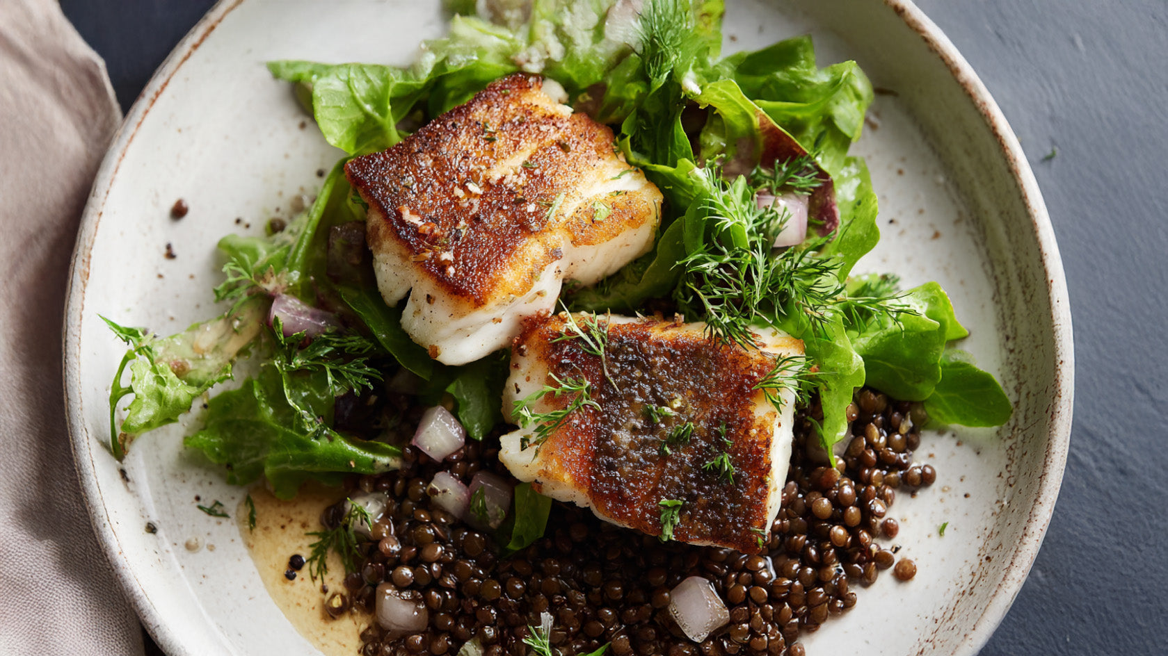 Zander mit Linsen-Vinaigrette und frischem Salat – gesundes, eiweißreiches Rezept für ein leichtes Abendessen
