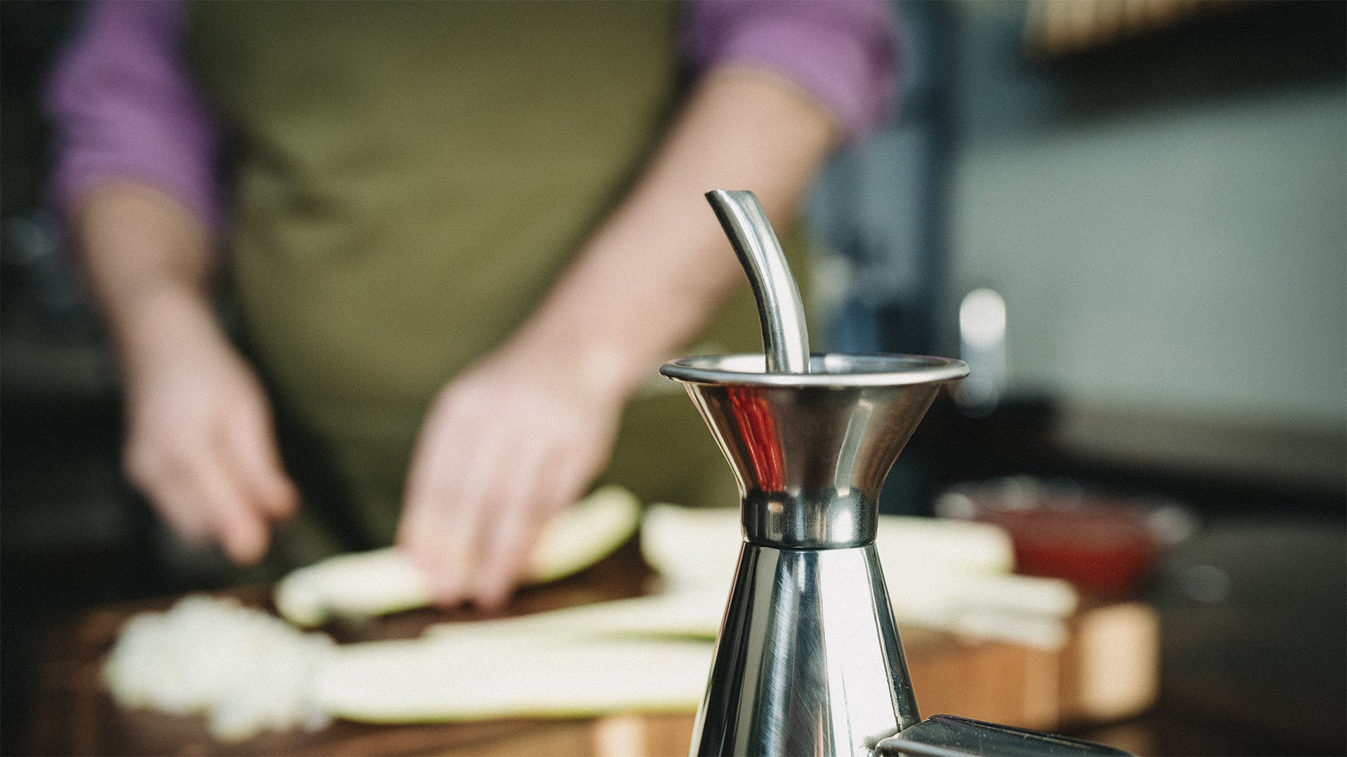 FIVI Ölkanne OLEK neben einem Glas Rotwein