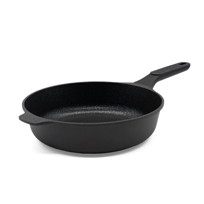 Tiefe schwarze Schmorpfanne Almar mit hohem Rand und ergonomischem Soft-Touch-Griff.