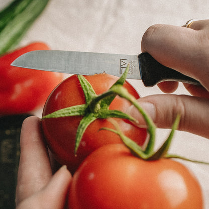 Das FIVI Schneidemesser ANIKA schneidet Tomaten