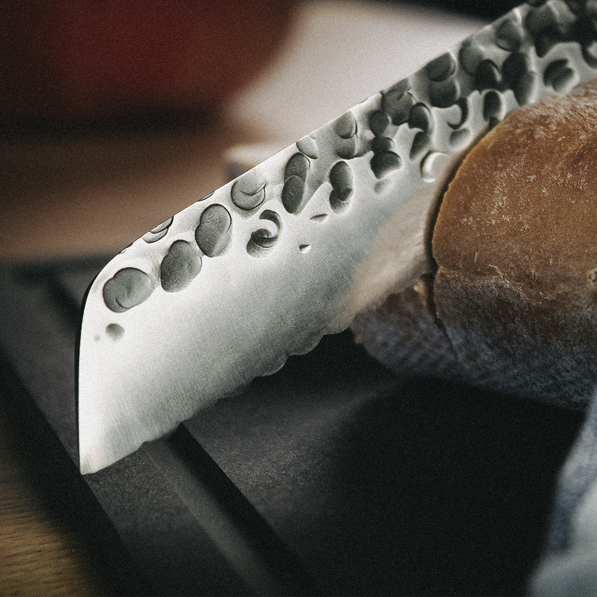 Das FIVI Brotmesser BERND schneidet ein Baguette