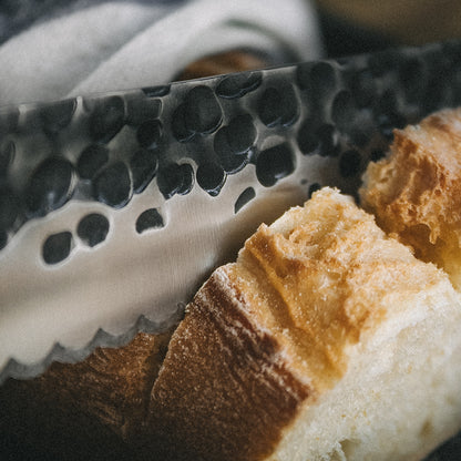 Das FIVI Brotmesser BERND schneidet Baguette