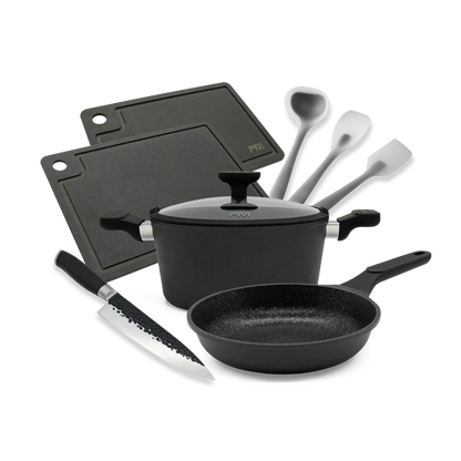 Das Fivi Bundle Set in Größe S mit Topf, Pfanne, Küchenhelfern, Küchenmesser und zwei Schneidebrettern.