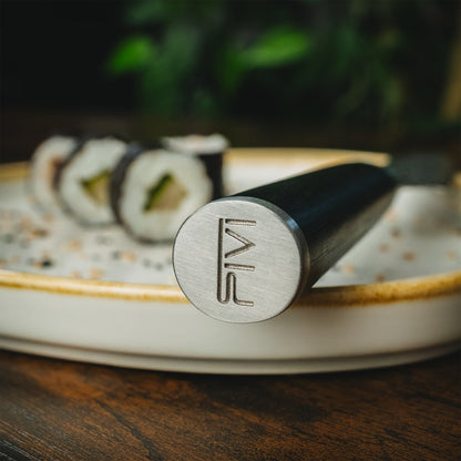 Detailaufnahme des Griffendes des Sanji Messers mit eingraviertem FIVI-Logo neben frischem Sushi.