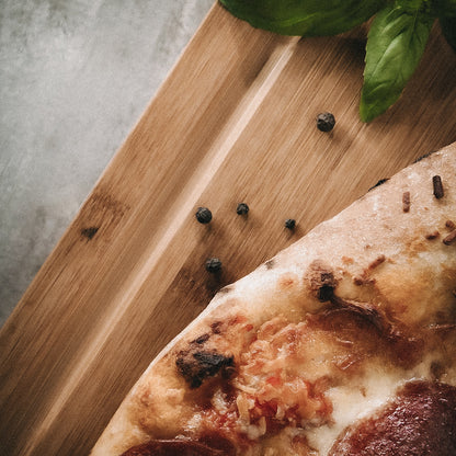 Das FIVI Premiumschneidebrett DORO mit Pizza von oben