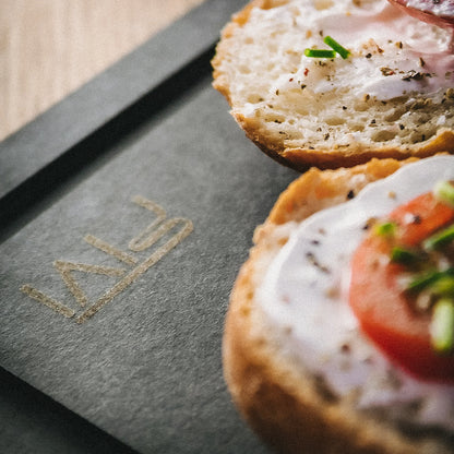 Belegte Baguettes liegen auf dem FIVI Schneidebrett HAGEN.