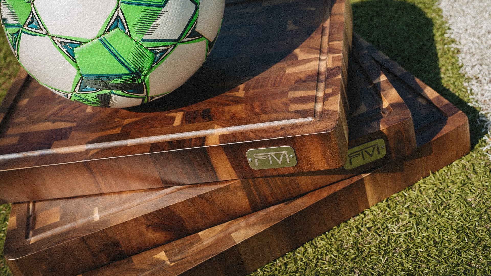 Auf dem Fußballfeld liegen FIVI Bretter und ein Fußball.