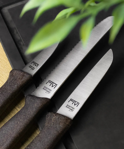 Set kleiner Messer von FIVI Moesta, ideal für präzises Schneiden in der Küche, scharfe Klingen für Feinarbeiten, präsentiert in übersichtlicher Anordnung.